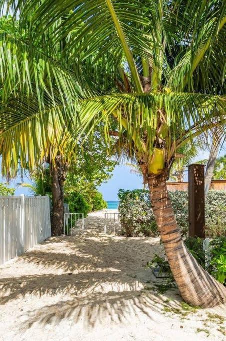 Beach Living At Island Pine Villas George Town Exterior foto
